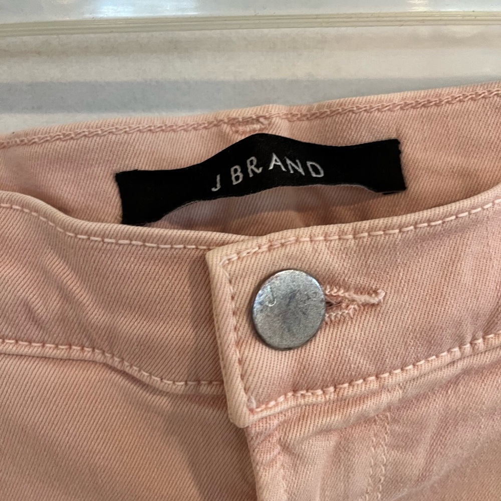 Size 29 lt pink jeans. Perfect for spring.
